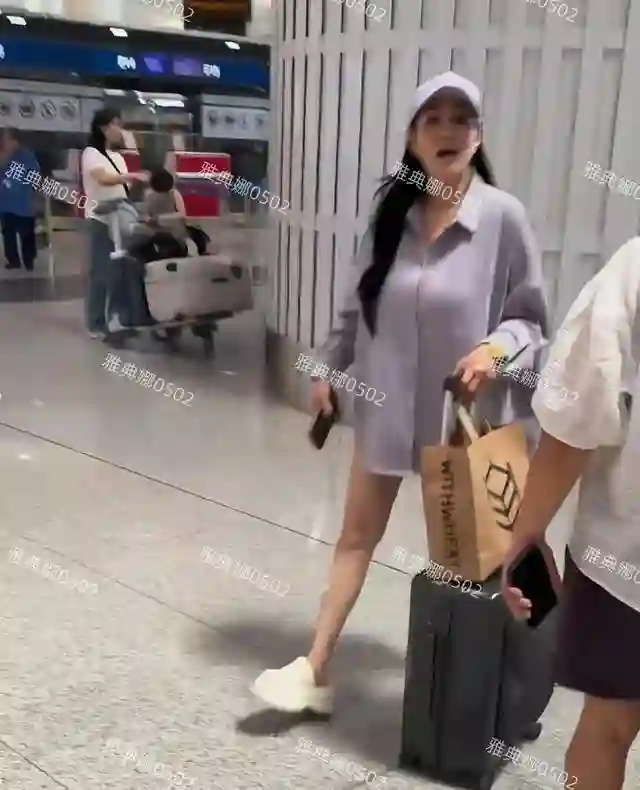 钟丽缇送二女儿参加夏令营，值机时千叮万嘱，明星跟普通妈妈一样