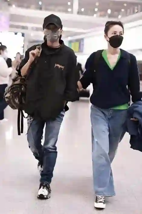 55岁王菲现身机场，高马尾白T似少女，随和签名与粉丝互动