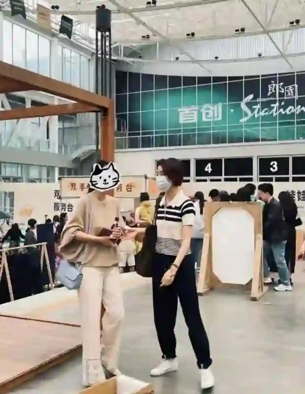 车晓北京逛市集，背帆布包打扮朴素像家庭主妇，手臂细如竹竿太瘦