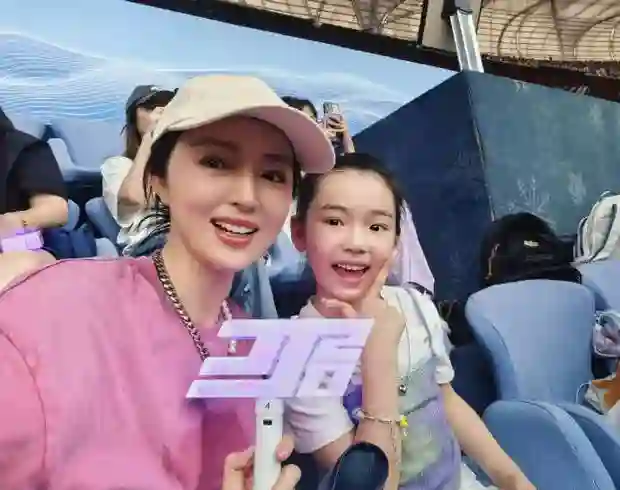 董璇携女儿追星林俊杰，小酒窝举灯牌甜笑入镜