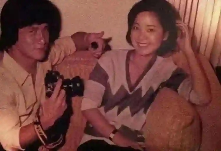 成龙第二个私生子曝光！她与林青霞齐名，带子嫁人，过往生活被扒