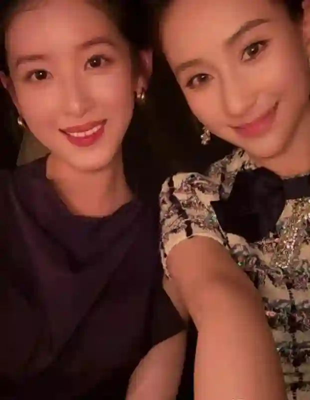 章泽天回国视察深圳京东项目！礼服造型惊艳全场，何超莲抢着合影