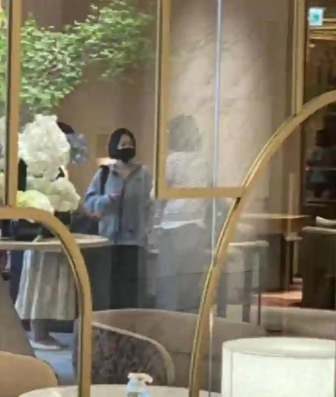 小s现身韩国被粉丝偶遇，穿着朴实状态不好，疑为复出做准备！