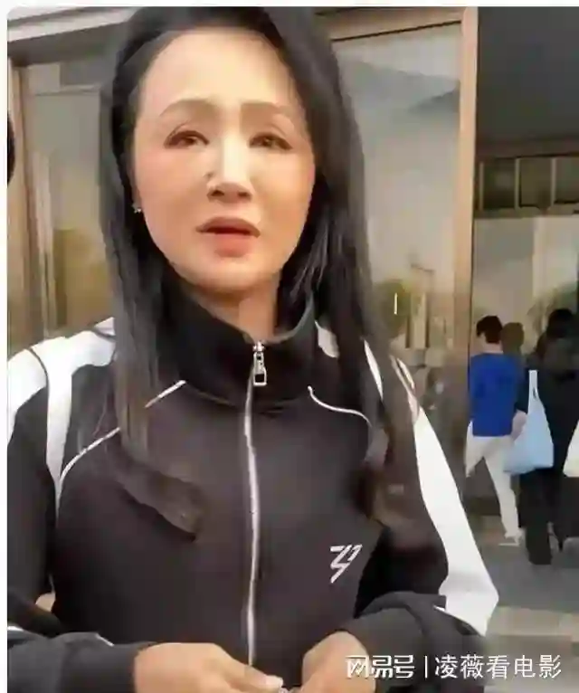 曹颖患癌后亮相！容颜衰老形象大变，认不出来
