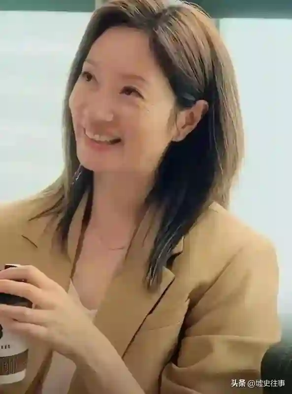 沈佳妮终于不忍了！颜值衰老还被疑离婚，她晒素颜正面刚：就这样