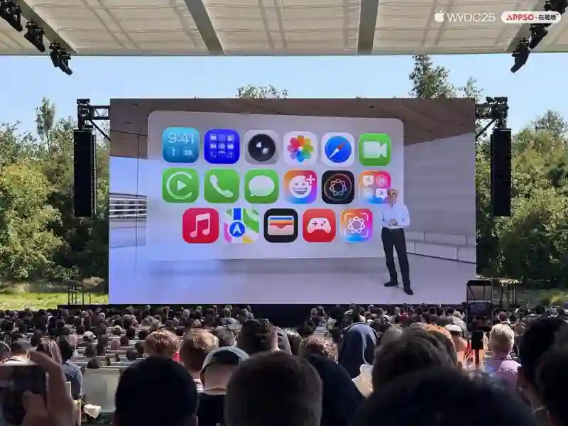 iPhone系统最激进更新来了！iOS 26变玻璃，苹果AI“明年再说”