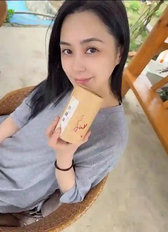 44岁阿娇五一假期带爱狗旅行，背着竹篓去采茶，素颜清纯皮肤白嫩