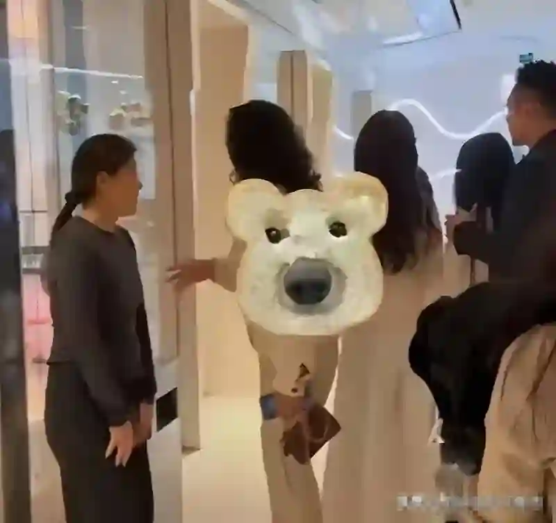 大S子女返京，体态动作惹人疼！生前财务状况堪忧，早已捉襟见肘