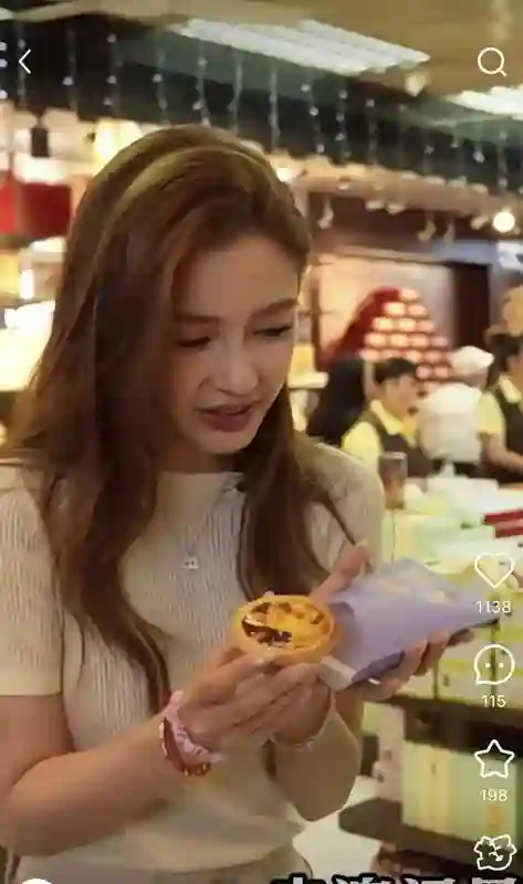 36岁杨颖去澳门吃蛋挞，穿米白色套装像少女，治好了我的年龄焦虑