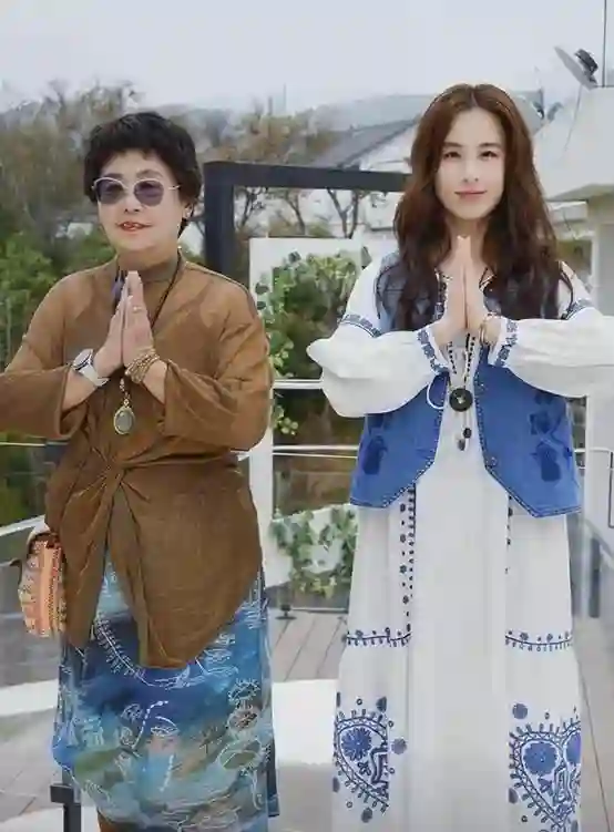 一手好牌打的稀碎，拿离婚当噱头、“背刺”星爷的黄圣依令人唏嘘