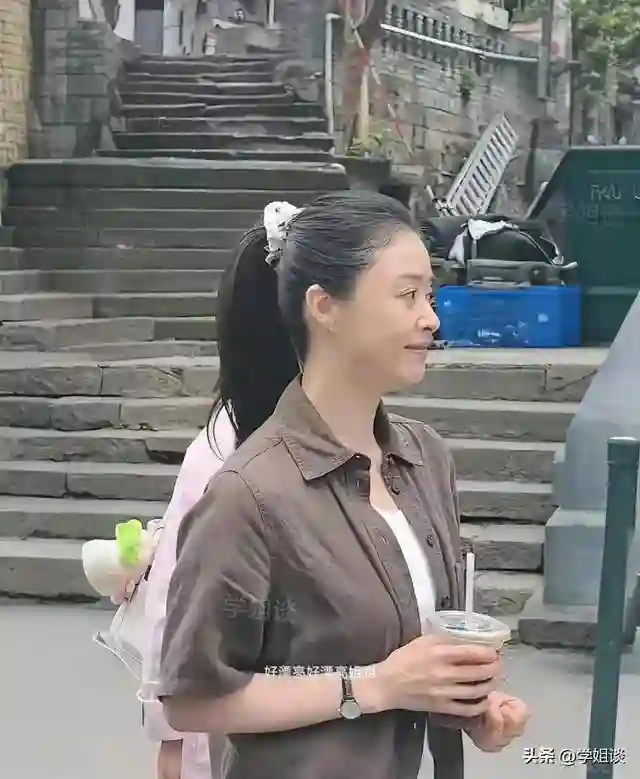 蒋欣素颜游玩脸部松垮像大妈！网友骂：还冲人瞪眼撇嘴，架子挺大