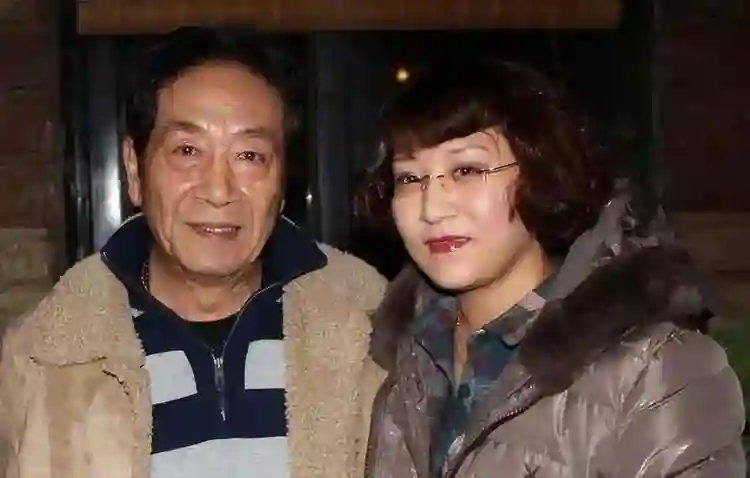 恩爱了11年，79岁的王奎荣开始衰老萎缩，42岁的饶芯语正绚烂如花