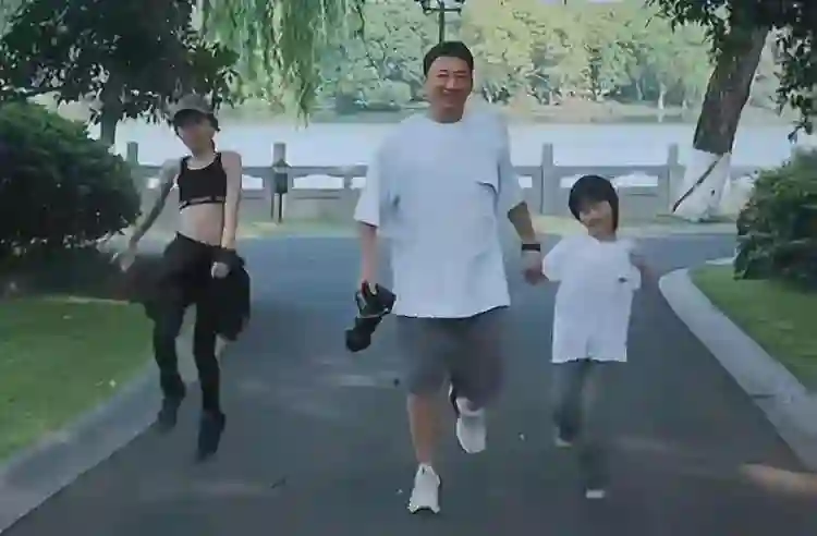 黄磊孙莉带全家逛西湖：多妹颜值不亚于多多，8岁小儿子撞脸李现