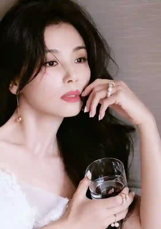 刘涛白衣配长卷发造型出圈，清新飒爽气质尽显