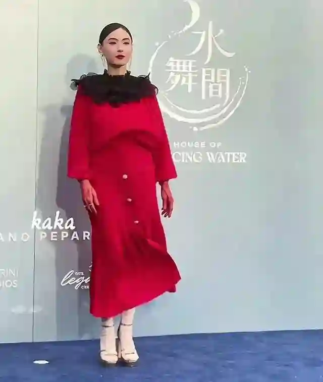 44岁张柏芝闪耀澳门！一身红衣明媚动人，获杨受成何猷龙主动合影