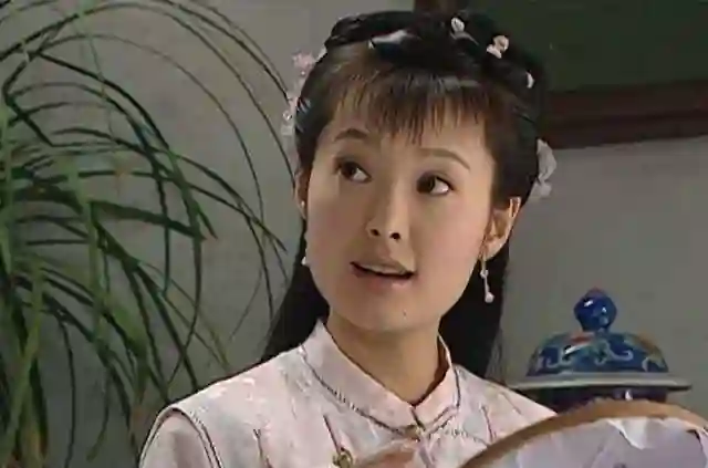 颜值回春惊艳全场，52岁袁立魅力不减，巴黎秀恩爱似少女