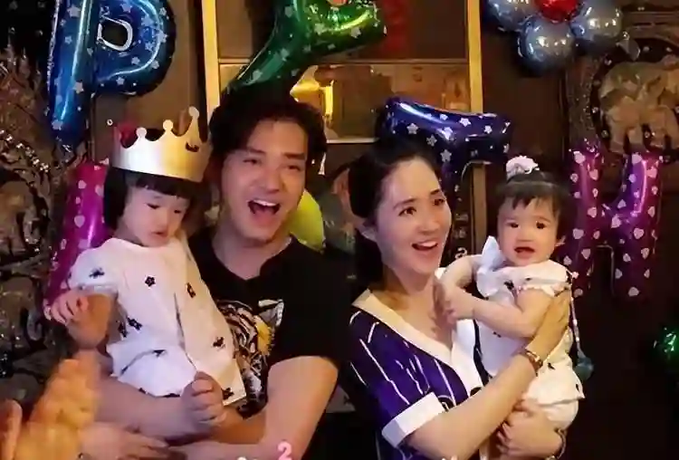 49岁港星陈晓东携妻子，参加女儿朵朵的小学毕业礼，一家其乐融融