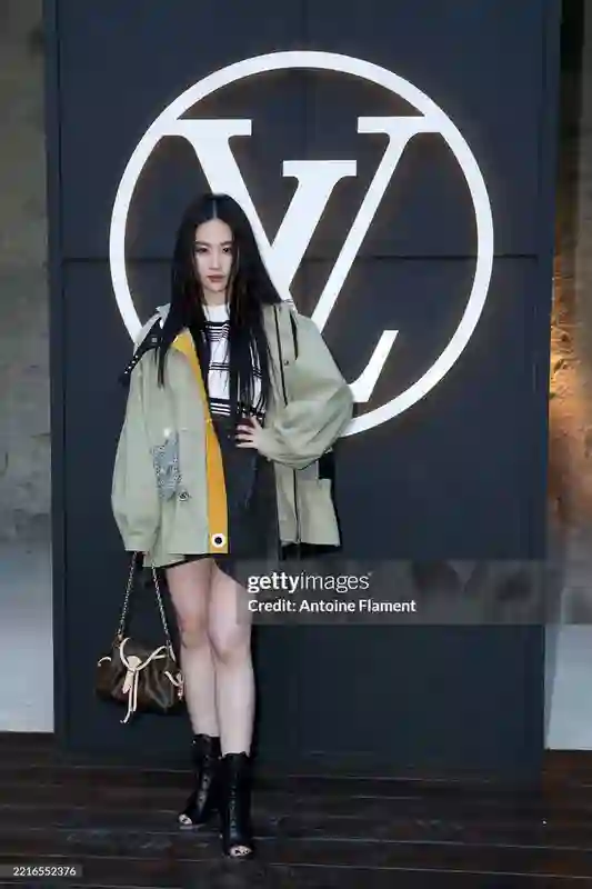 刘亦菲工装短靴搭配，演绎摩登酷飒新风采
