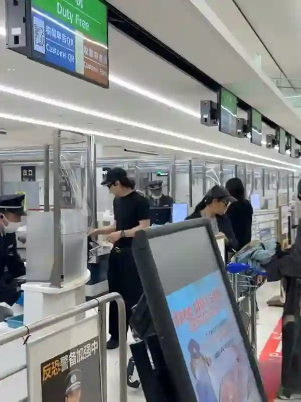 戚薇李承铉携女现身日本机场！十岁Lucky乖巧模样超吸睛