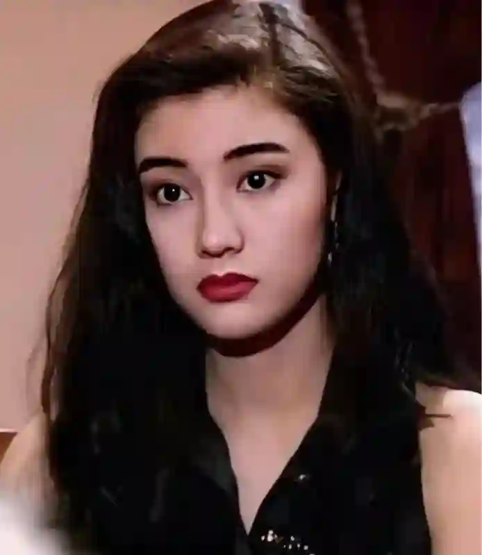 李嘉欣闪现新加坡！晒港风美照大秀魔鬼身材，20岁既视感绝了！
