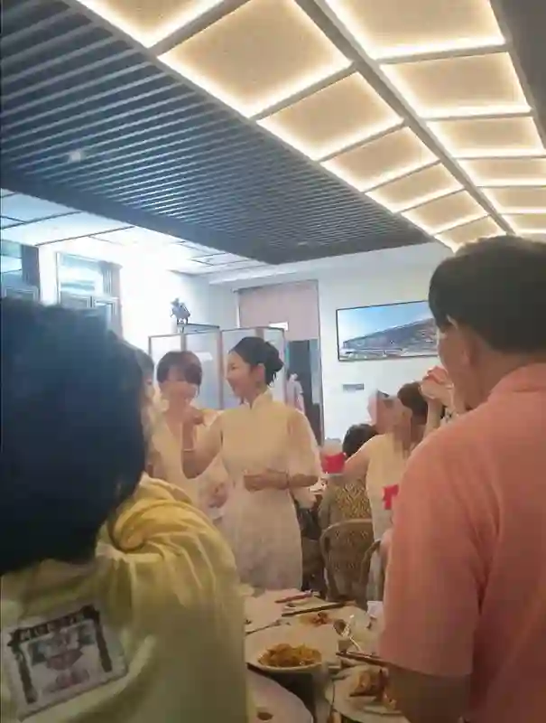 疑似董璇<em>张维伊</em>婚宴照曝光 白旗袍灿笑出镜