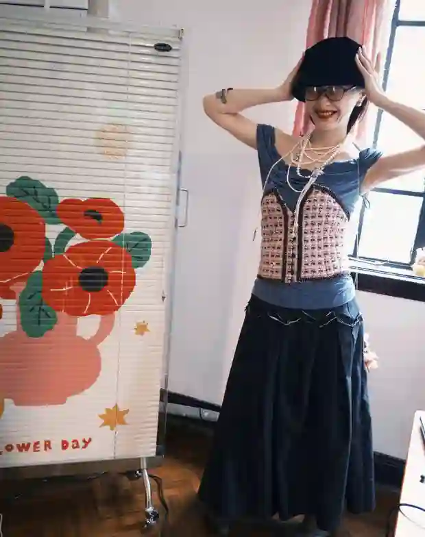 被金靖这组复古造型惊艳到！喜剧人秒变文艺女神~