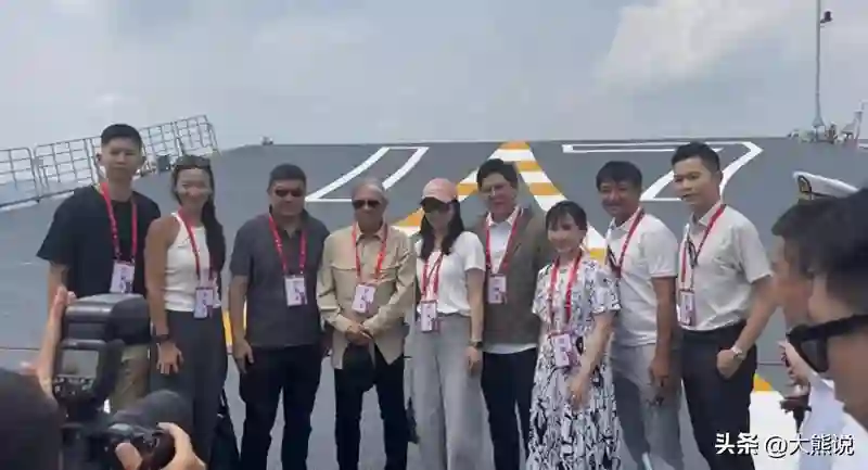 郭晶晶儿子罕见露脸，被夸外国帅哥范儿，跟妹妹三人共用一张脸