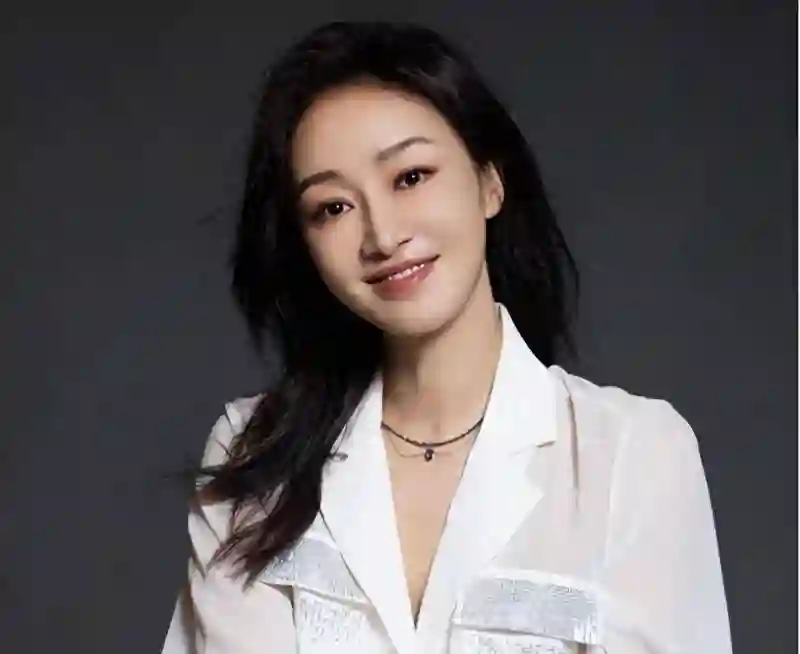 她24岁主持春晚，传两个男人为她离婚，如今49岁被宠成了公主