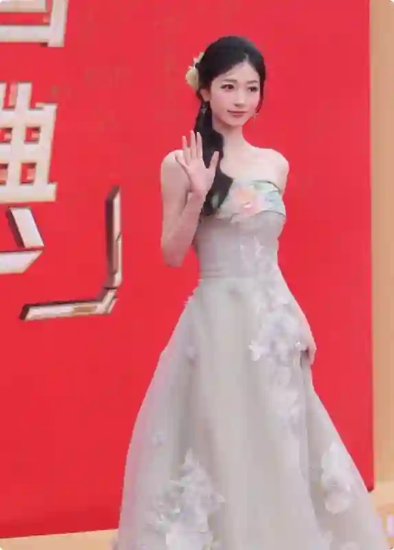 微短剧红毯：徐艺真御姐风十足，刘念蚂蚁腰抢镜，姚冠宇惊艳全场