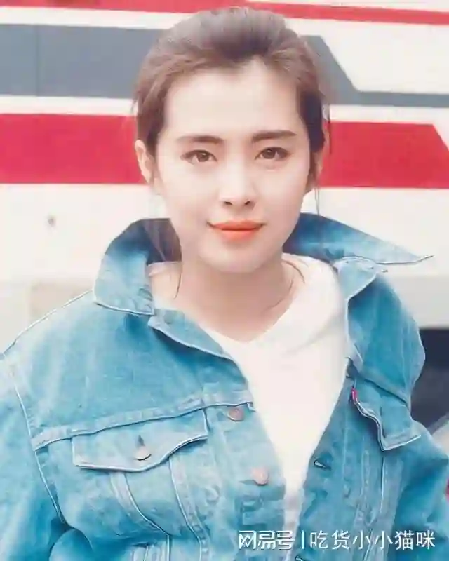 58岁王祖贤在无锡，眼皮浮肿像刀刻，出席活动被夹道欢迎，人气高