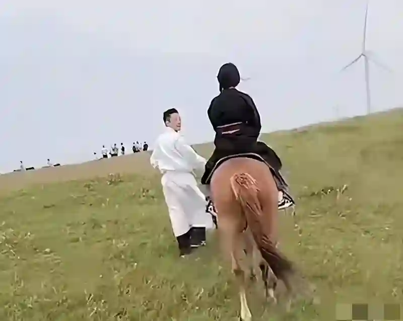 汪小菲无视S妈嘱托，曝光俩孩子正面照，玥儿太像大S、霖儿很清秀