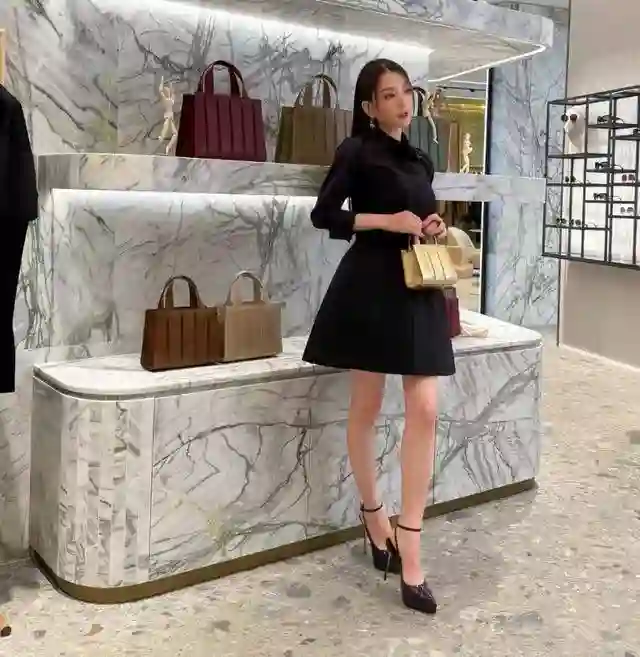 郭富城官宣娇妻怀三胎后，方媛高调晒全家福，升级五口之家好幸福