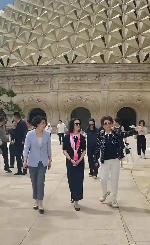 何超琼现身景区，没有名牌傍身被路人当普通游客，走路外八就是老太太！
