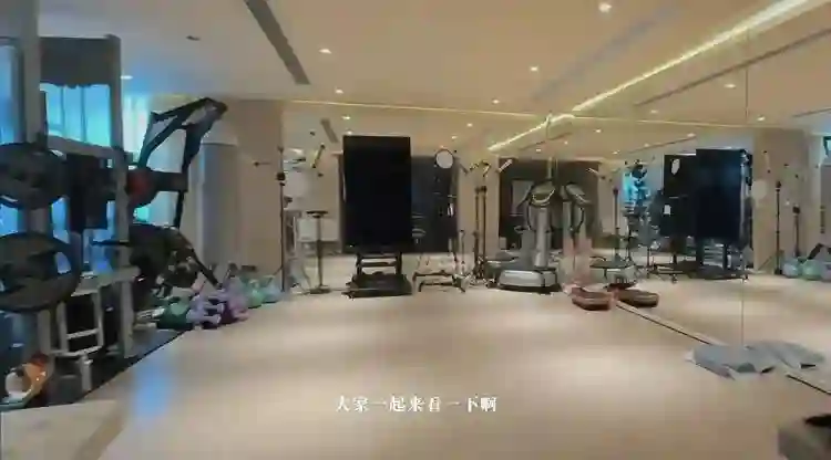 刘畊宏做客钟丽缇北京豪宅，赶饭点吃六个菜，家里有俩保姆照顾她