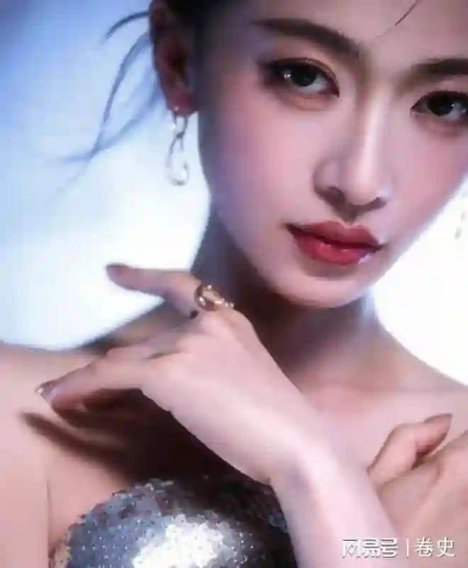 仅仅2个月像换了个人，产后复出的吴谨言，终究是走了杨幂的老路