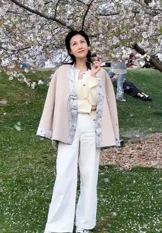 陆毅妻子鲍蕾晒樱花合影，母女花迷人，网友赞叹比李湘女儿清纯