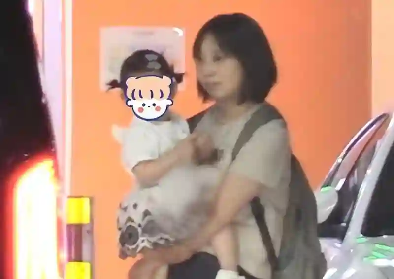 疑似王鸥女儿首曝光，传与何九华复合低调登记，男方年初曾声称没结婚