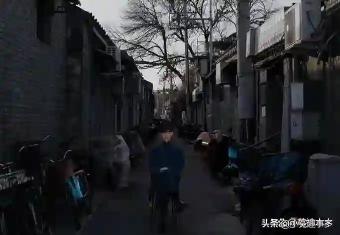 33岁邓伦被偶遇出行，独自开车拿东西，此前被曝结婚开启新生活
