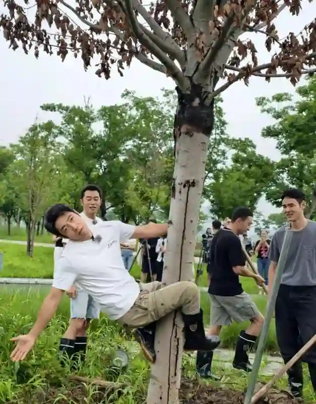 尼格买提发文“树上骑个猴”，撒贝宁这表情绝了，调皮孩子上线！
