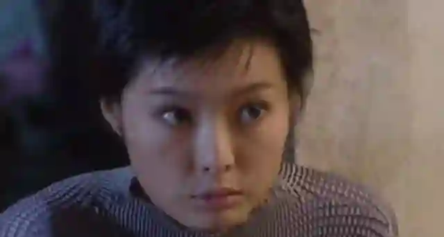 颜值回春惊艳全场，52岁袁立魅力不减，巴黎秀恩爱似少女
