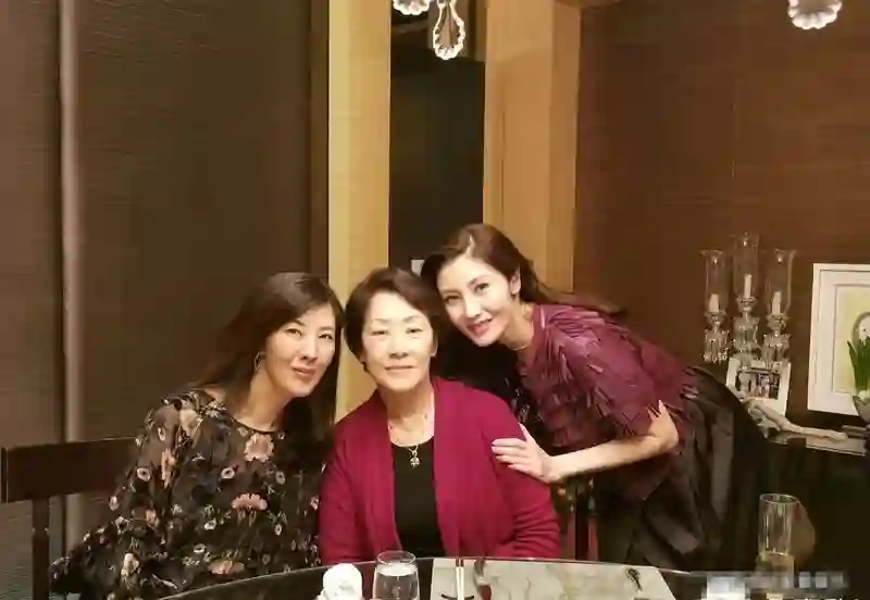李嘉欣62岁姐姐冻龄美貌依旧，姐妹感情深厚，气质优雅状态好