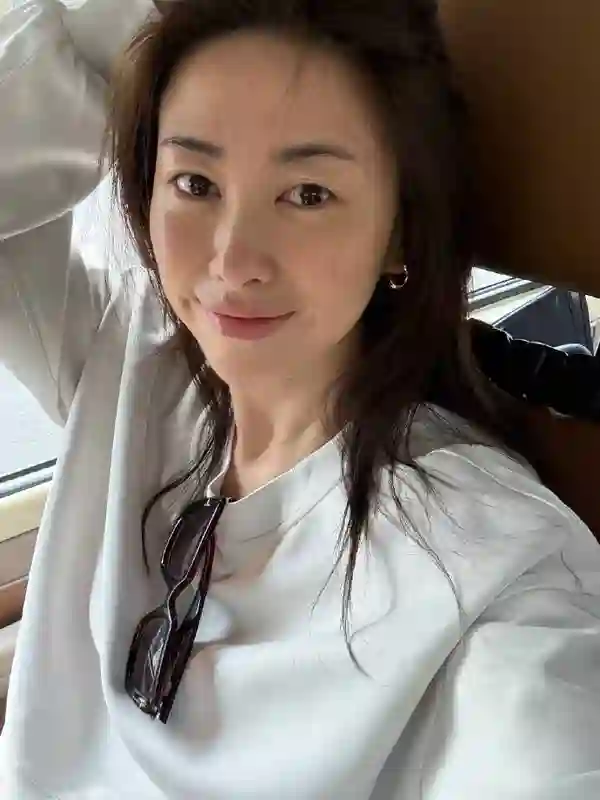 冲上热搜！41岁朱珠晒素颜照，曾连续10年上榜“全球百位最美面孔”
