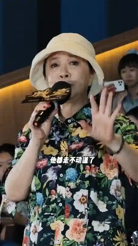 63岁蔡明支持陈佩斯电影落泪，瘦很多、脸不僵了，穿花裙子很漂亮