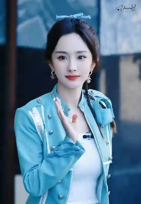 杨幂高马尾编发配蓝色夹克 活力造型尽显清新少女感