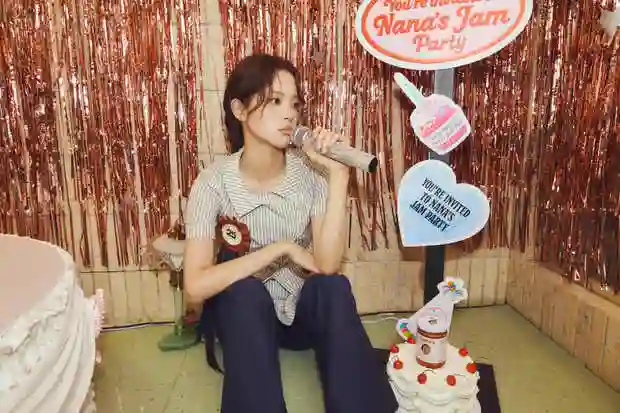欧阳娜娜 25 岁生日照甜度爆表！麻花辫配蝴蝶结笑眼弯弯