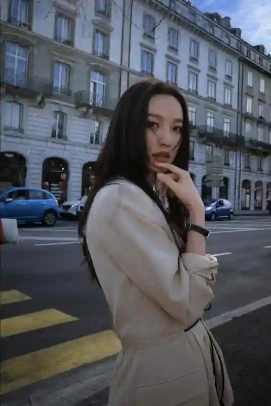 36岁倪妮瑞士偶遇，千元行头尽显白嫩肌肤，张艺谋眼光真独到