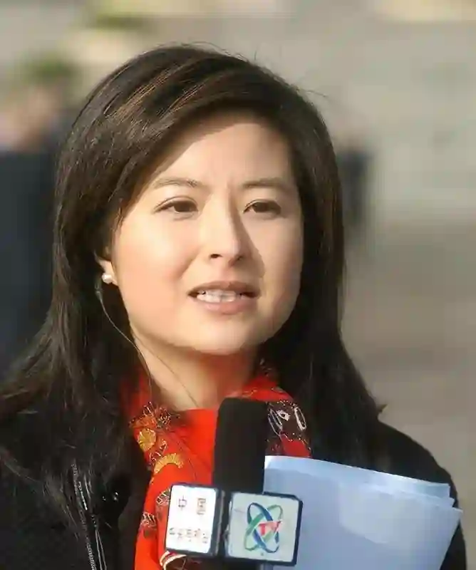 她曾是央视一枝花，低调嫁大18岁李铁为妻，如今52岁已满头白发