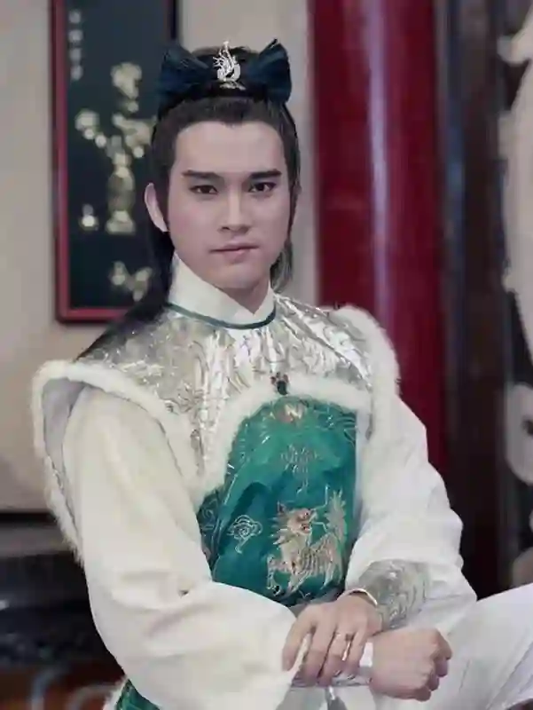 他是刘德华唯一绝交的朋友，两人曾被传言为断背，今成光头大叔