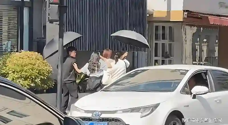 偶遇街头拍戏的马伊琍，48岁身材圆润穿紧身衣,身边三个助理抢镜