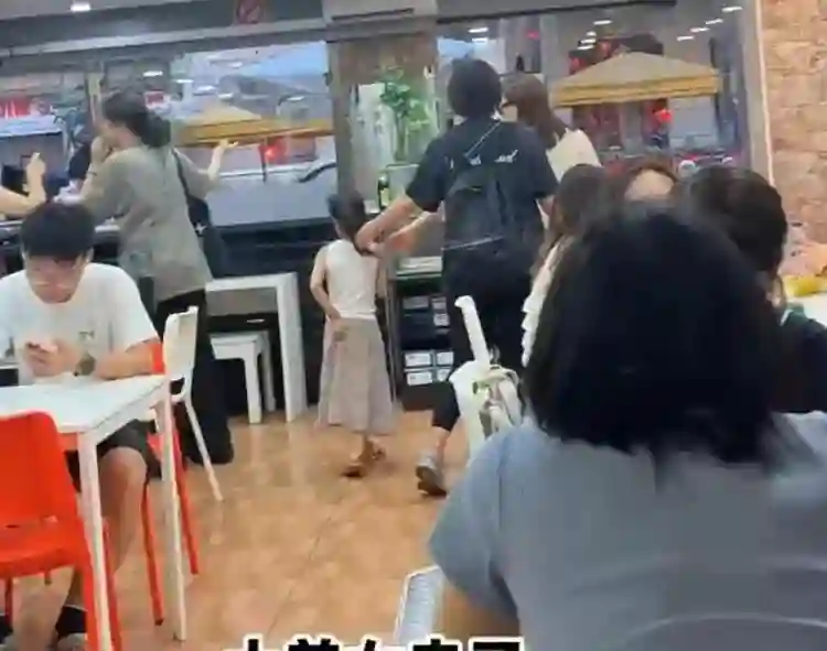 高圆圆母女国外吃麻辣烫！6岁女儿脸黑似赵又廷，美貌未遗传？